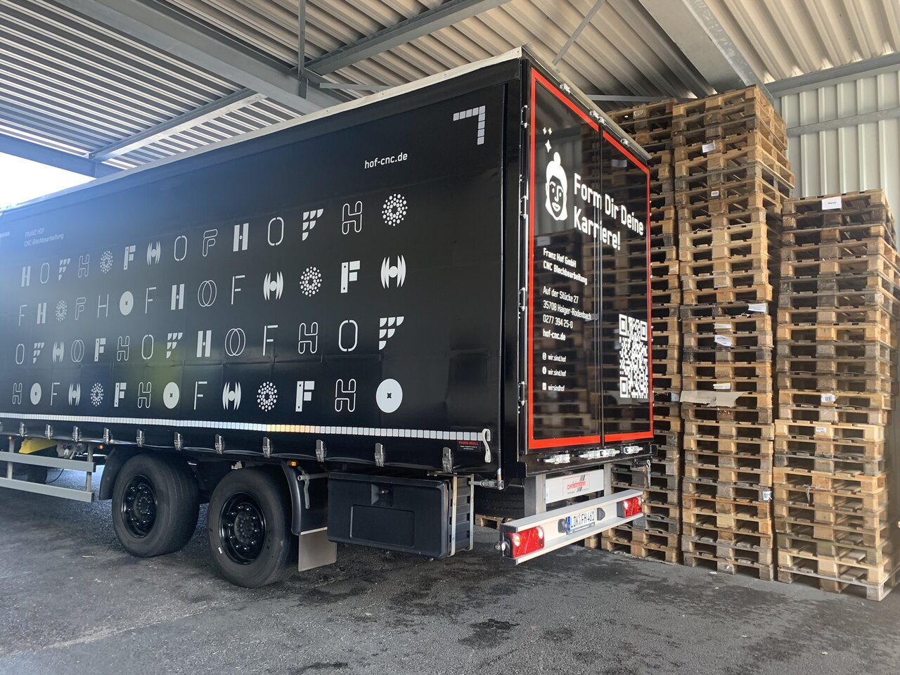 Unser HOF-Anhänger im Corporate Design. Seitlich befindet sich unser HOF-Logo in verschiedenen Schriftarten. Hinten ein QR-Code, der auf unsere Homepage führt.