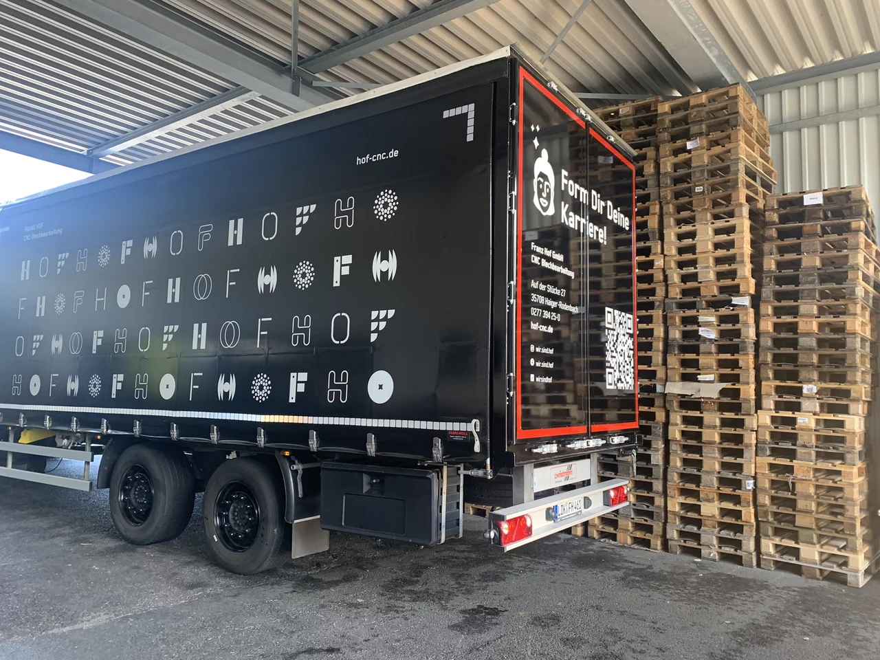 Unser HOF-Anhänger im Corporate Design. Seitlich befindet sich unser HOF-Logo in verschiedenen Schriftarten. Hinten ein QR-Code, der auf unsere Homepage führt.