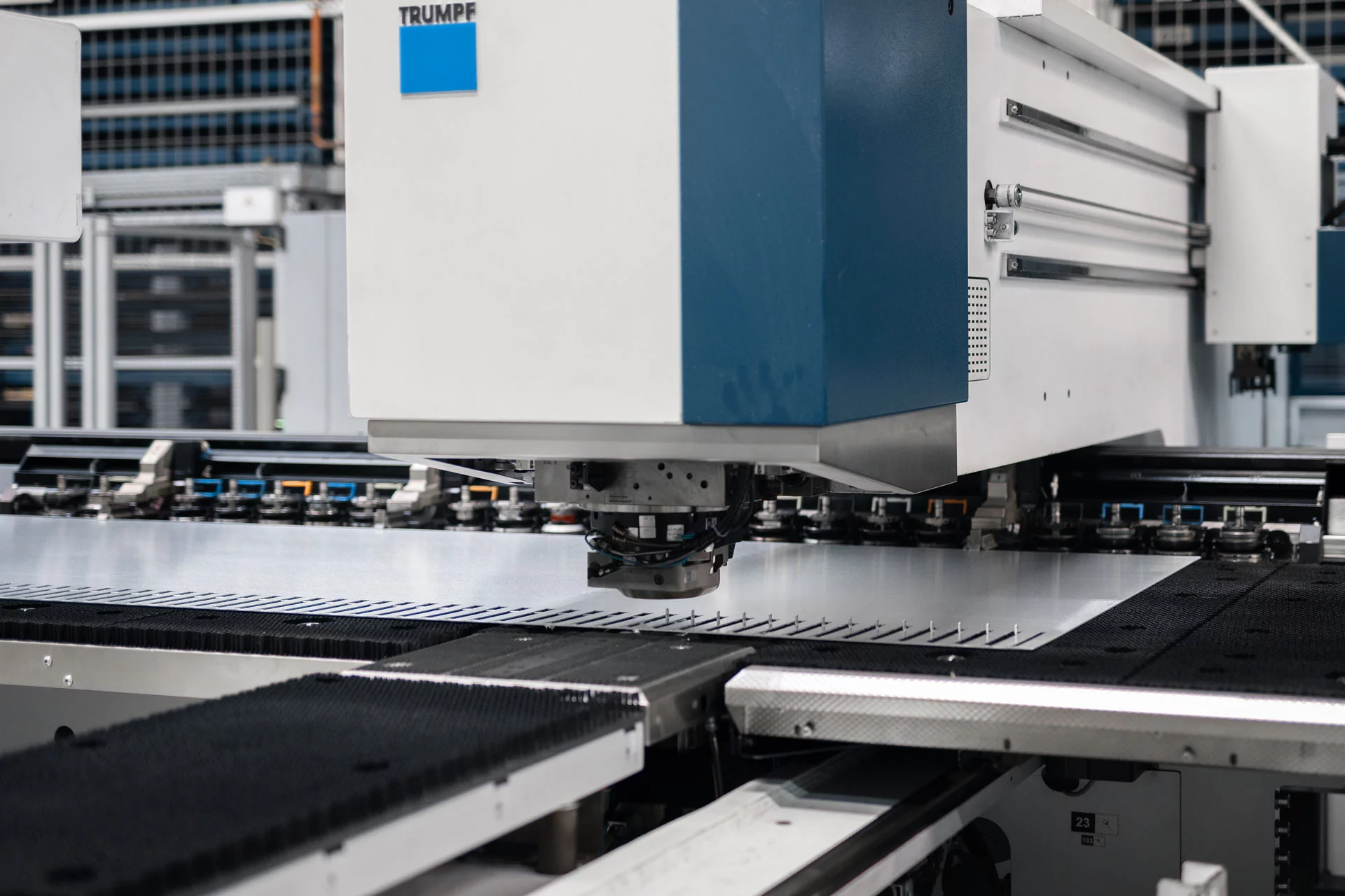 Stanzmaschine von TRUMPF beim genauen Stanzen eines Bauteils.