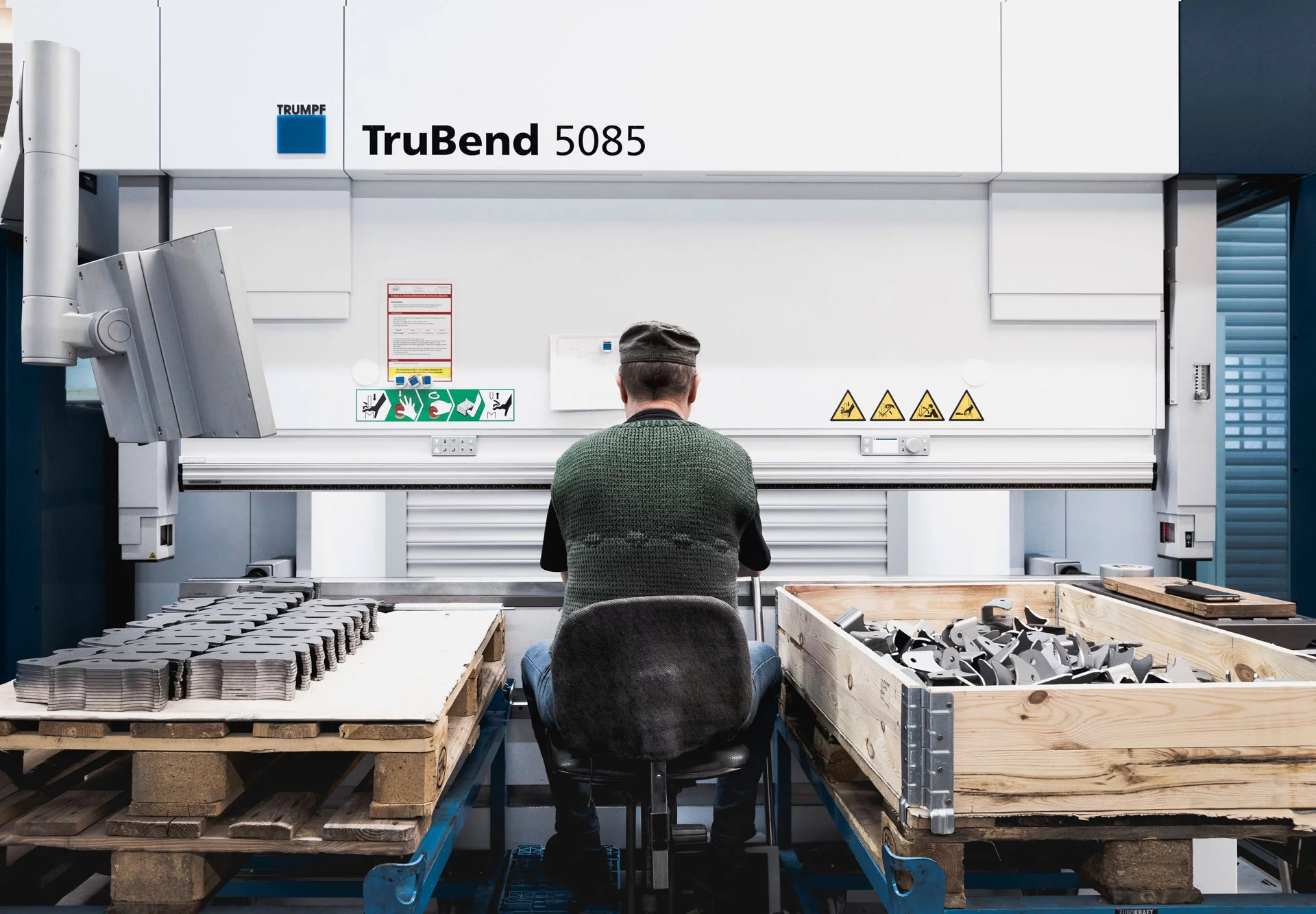 HOF-Mitarbeiter beim Serienabkanten an der TruBend 5085 von Trumpf.