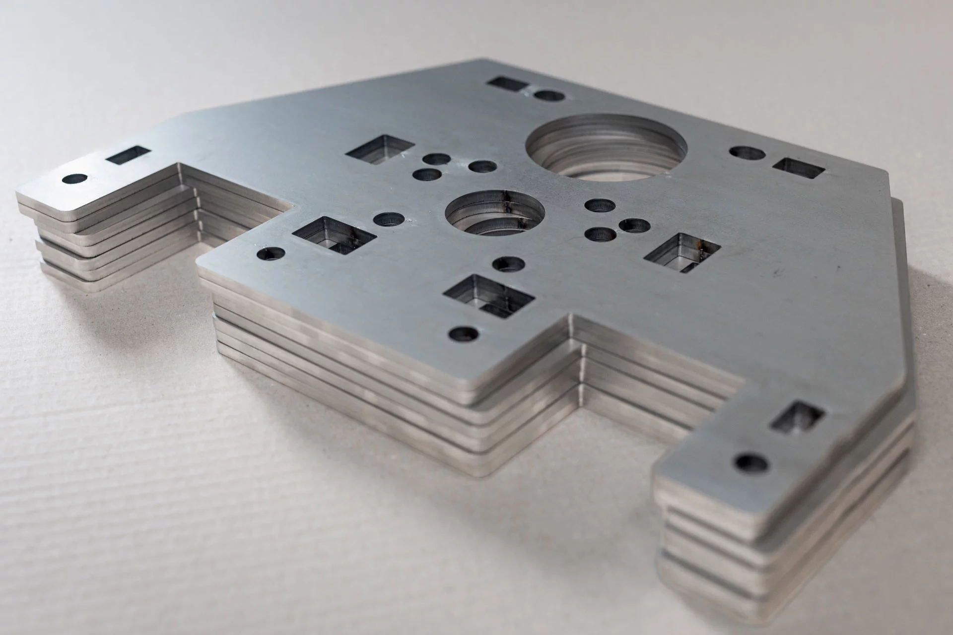 5mm starke Laserbauteile aus S235JR mit verschiedensten Öffnungen.