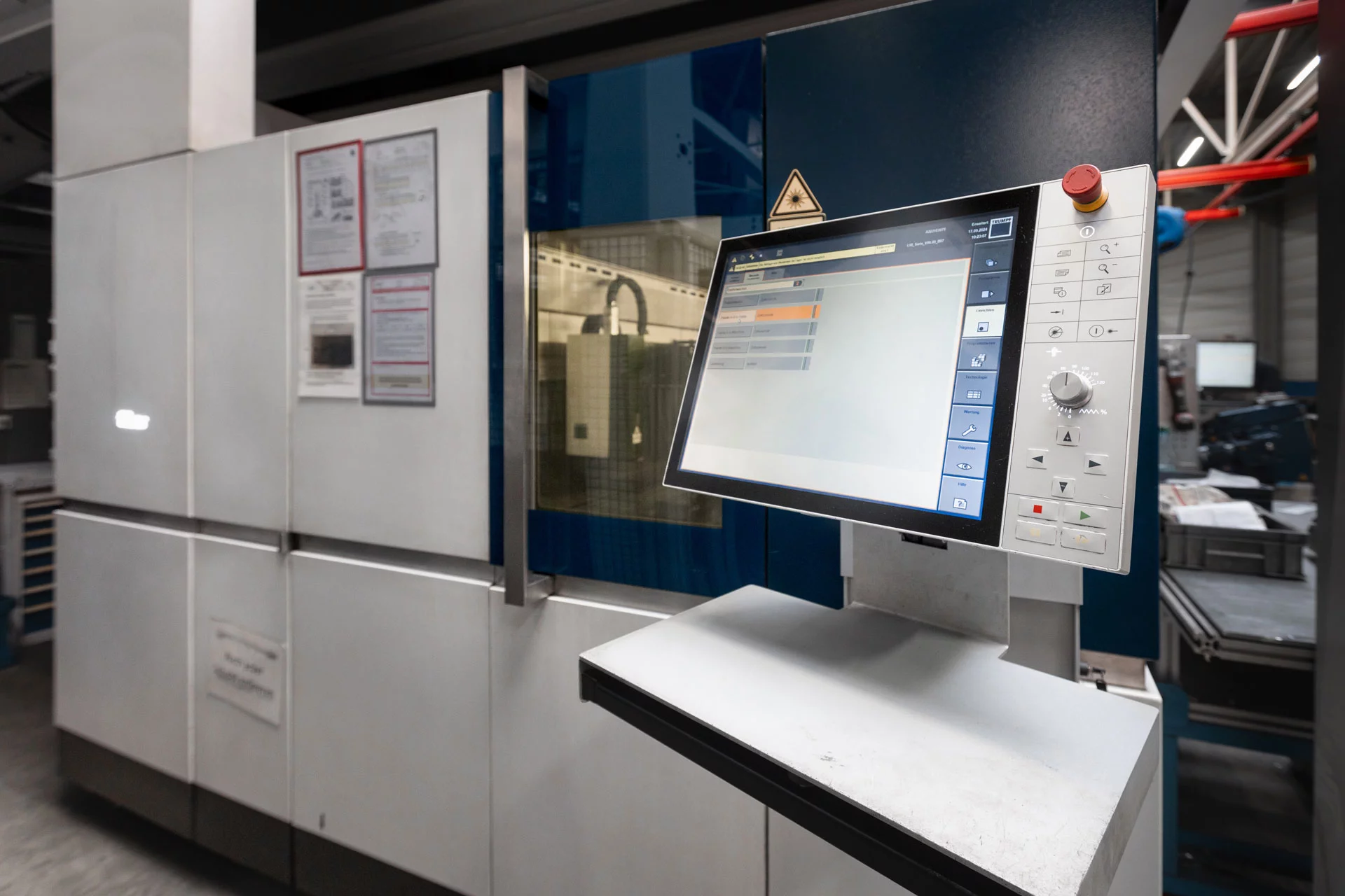 Bedienpult einer Laserschneidmaschine, TruLaser 5030 mit Loadmaster, von Trumpf.