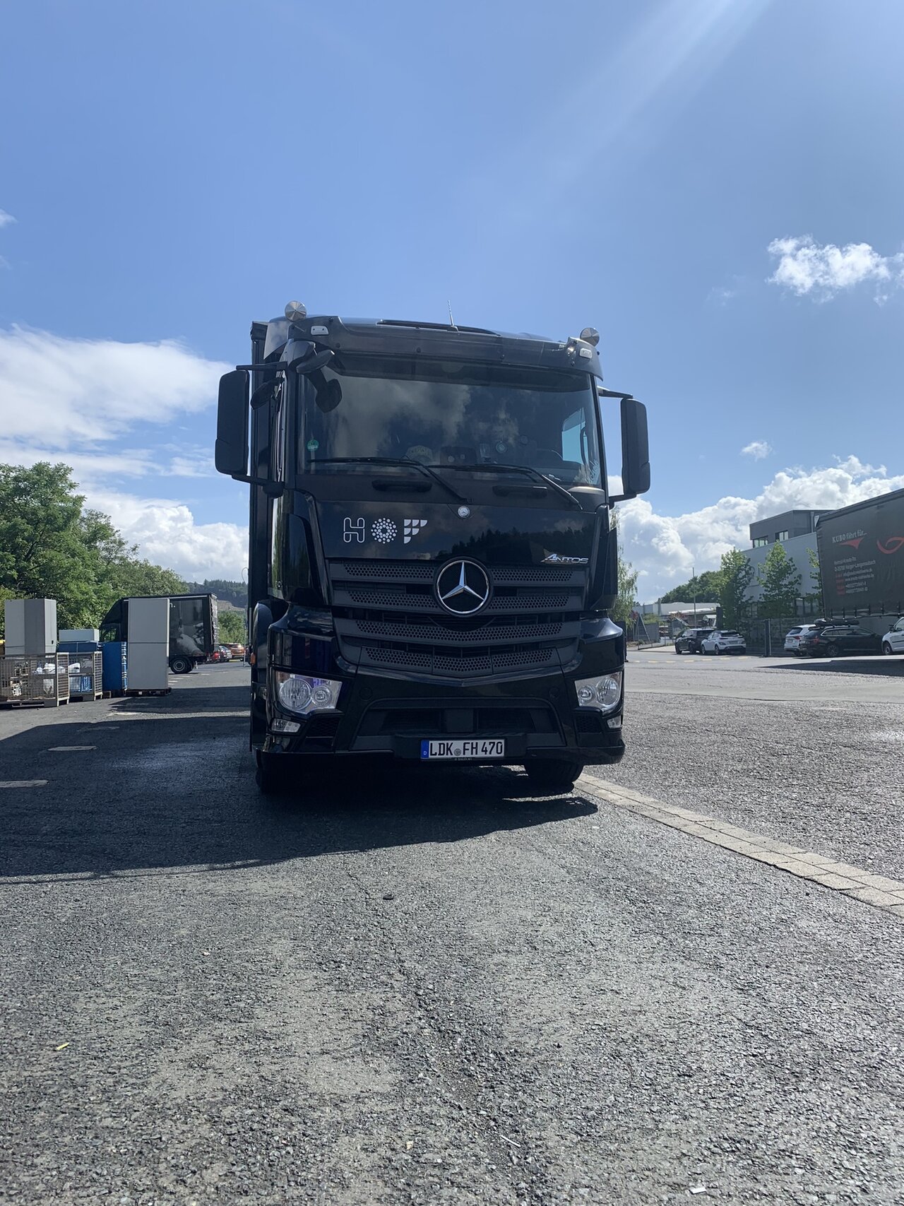 HOF-LKW von vorne. Schwarz mit weißem HOF-Logo.