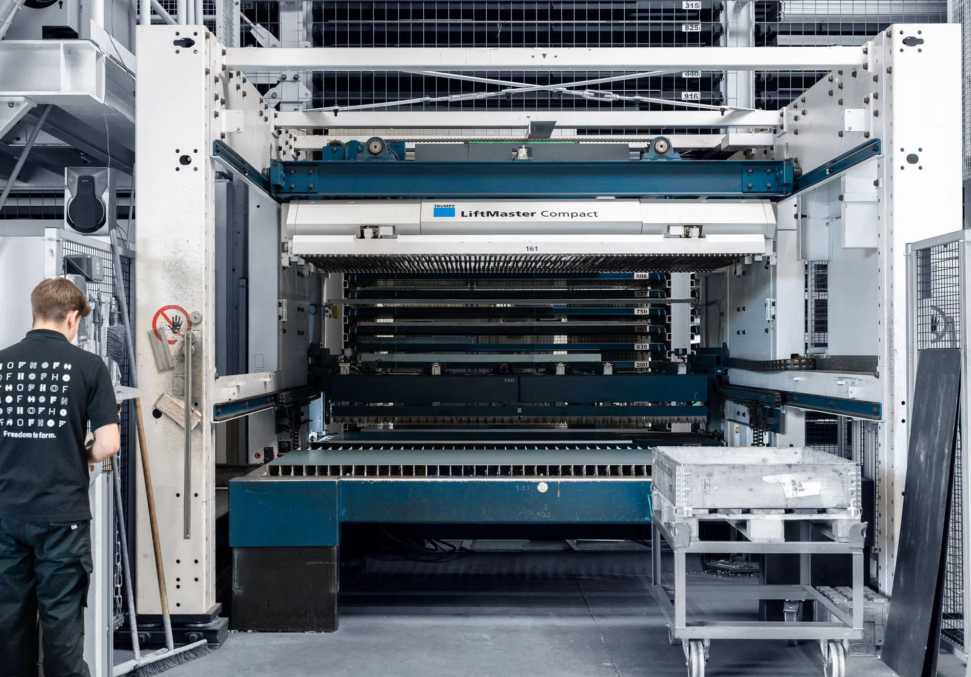 Laserschneidmaschine TruLaser 5030 mit Liftmaster, während des Beladens.