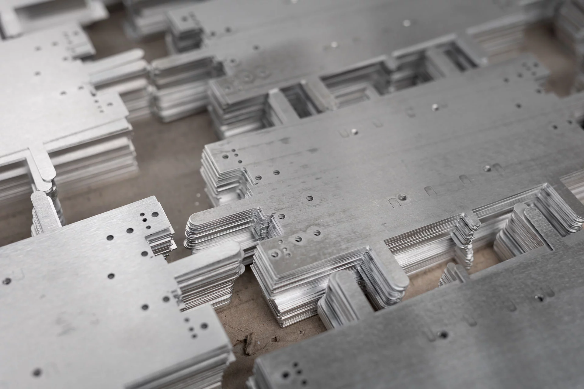 Gelaserte Aluminiumfaserhalter nach dem Entgraten. 