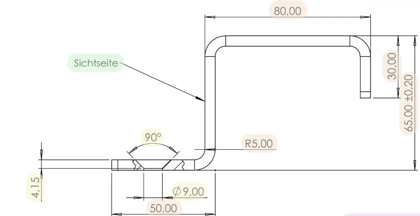 Technische Zeichnung eines Bauteils mit Anforderungen wie Gravur, Gewinde, Senkungen etc.