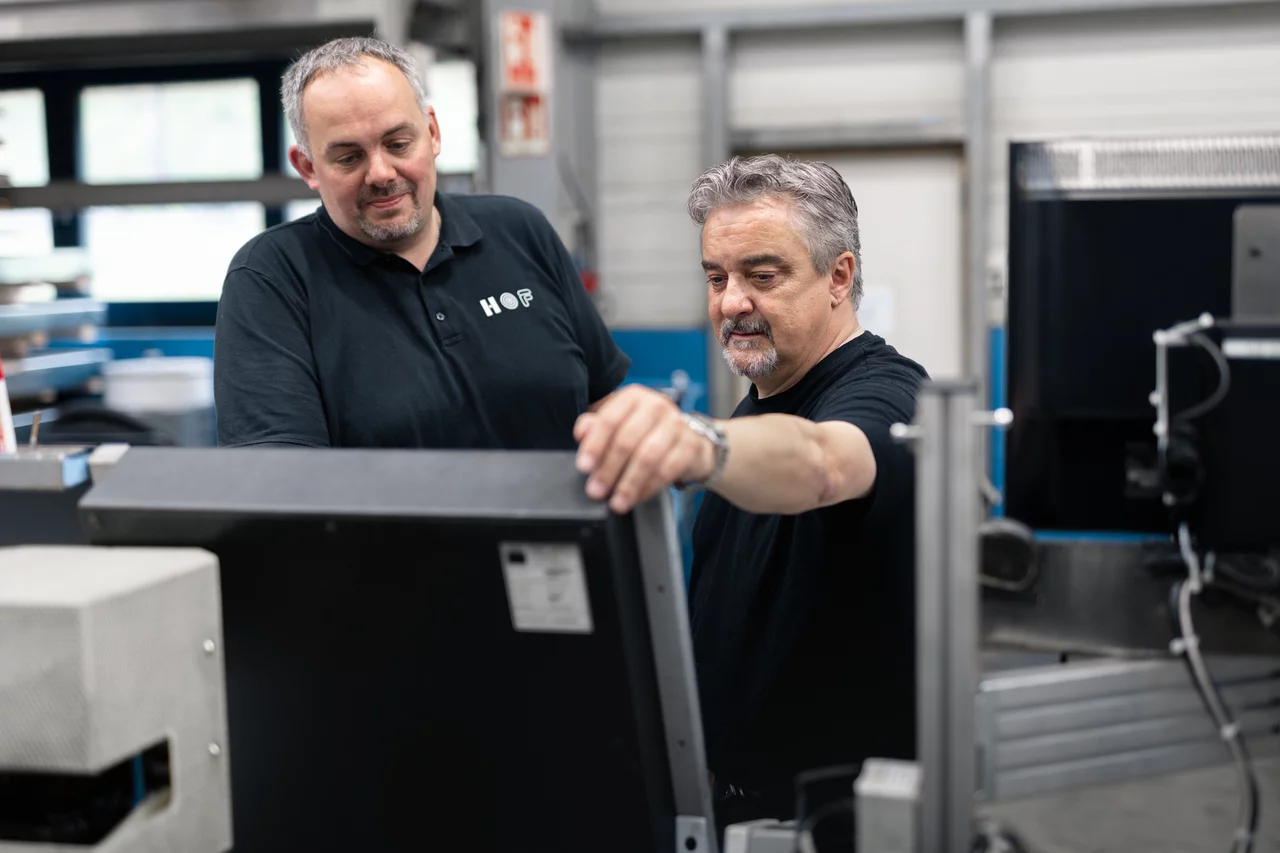 Der Gründer von GoBIC (Sumina) schaut mit einem unserer Mitarbeiter konzentriert auf das Bedienpanel einer unserer TRUMPF Maschinen.