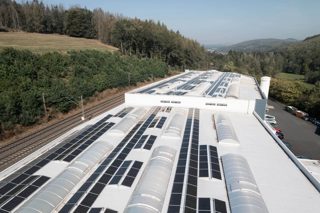 Ein Blick auf unser Dach mit der angebrachten Photovoltaikanlage.