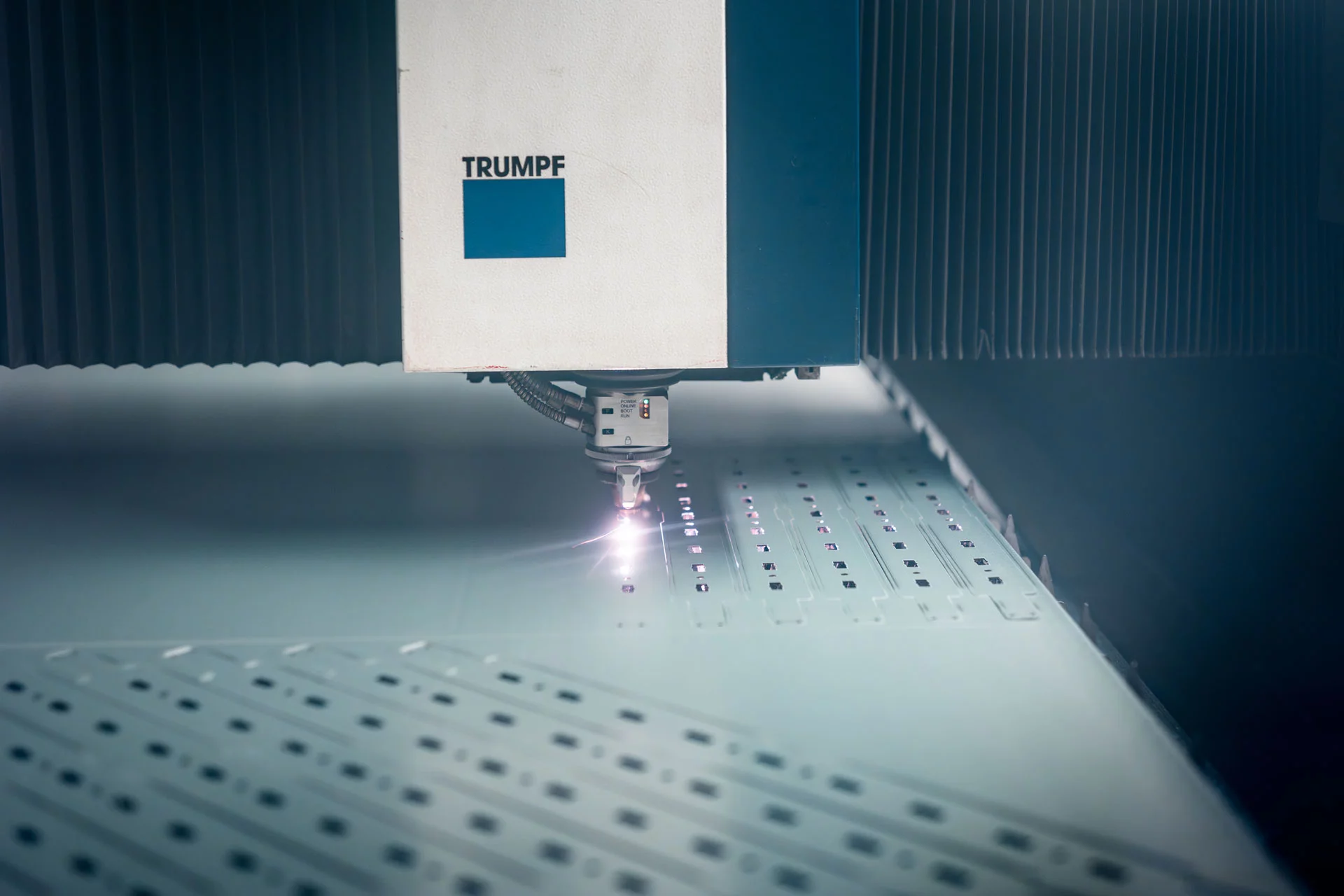 TRUMPF CNC-Lasermaschine schneidet verzinktes Metall