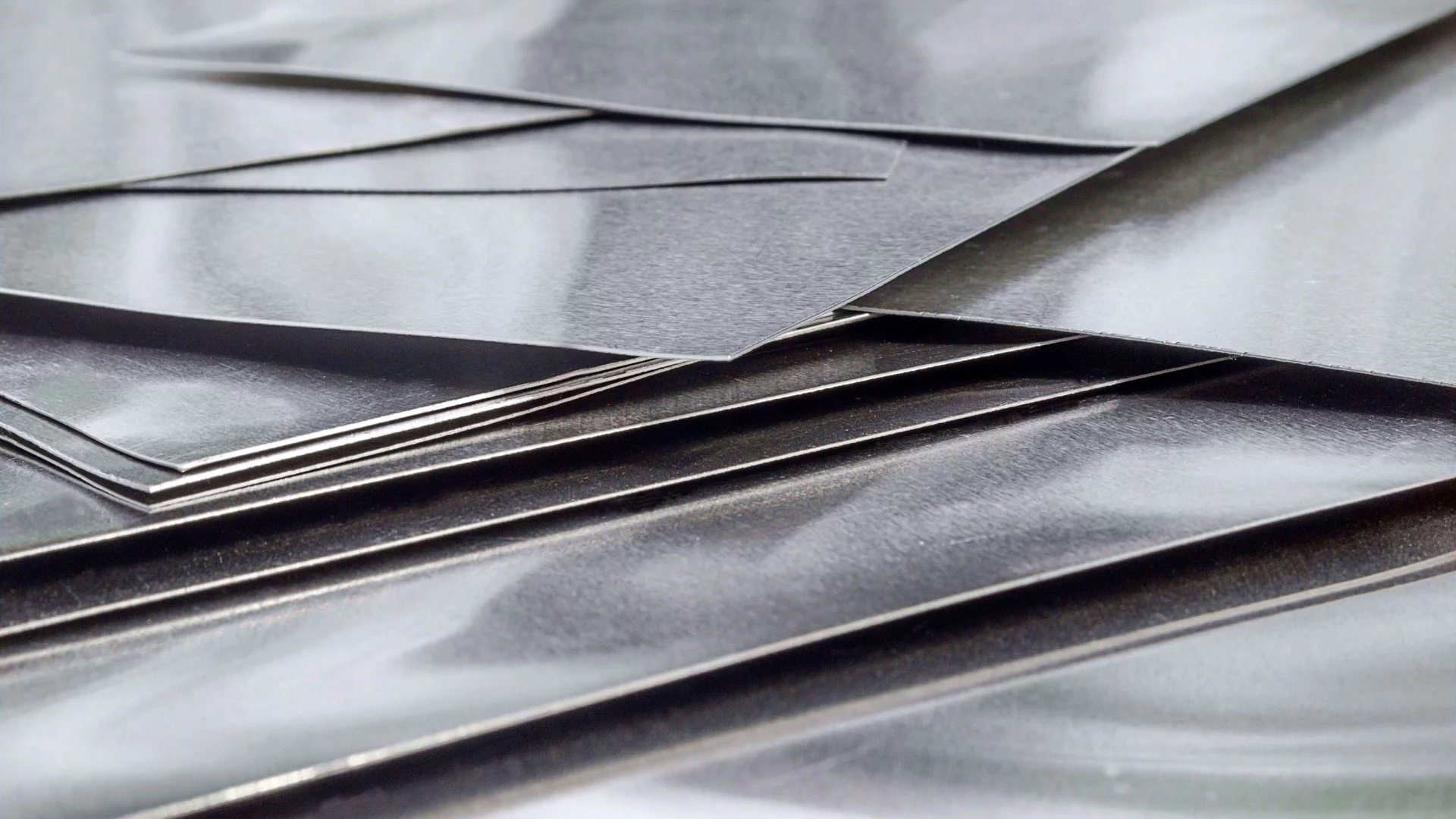 Eine Anhäufung von dünnen Aluminiumblechtafeln.