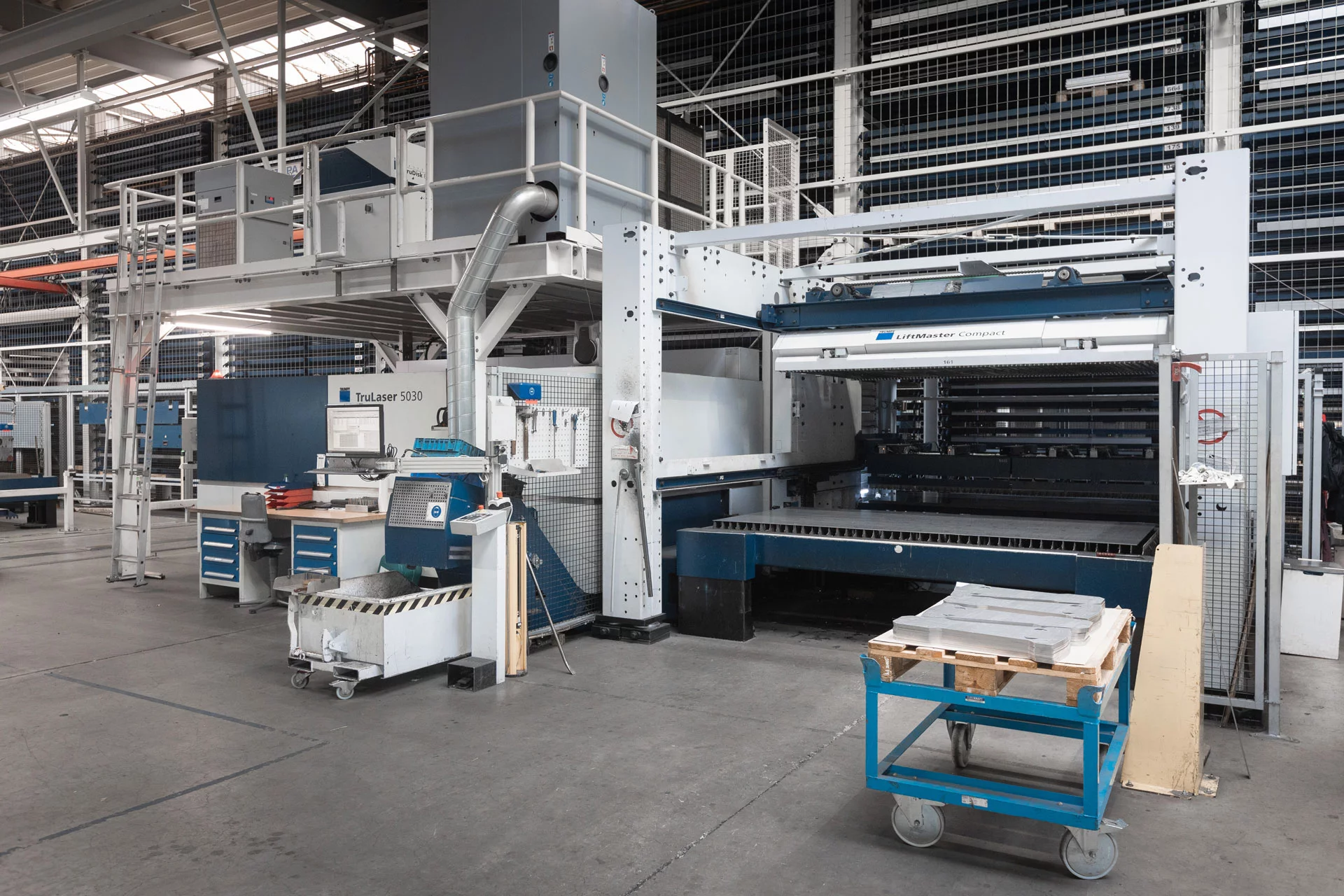 Abgebildet ist eine Laserschneidmaschine, TruLaser 5030 mit Liftmaster, von Trumpf.