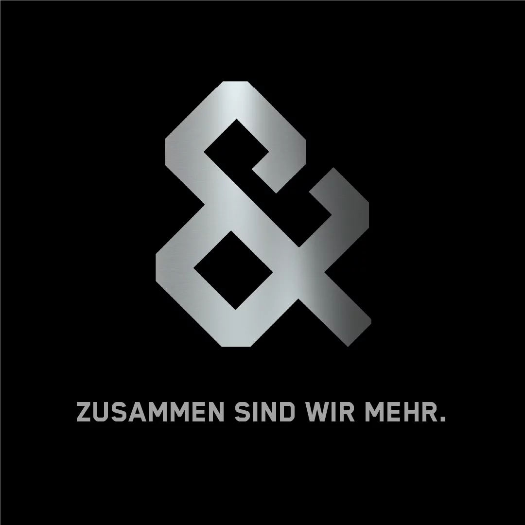 Grafik: Ein silbernes, 3D-wirkendes &-Zeichen mit dem Untertitel: Zusammen sind wir mehr.