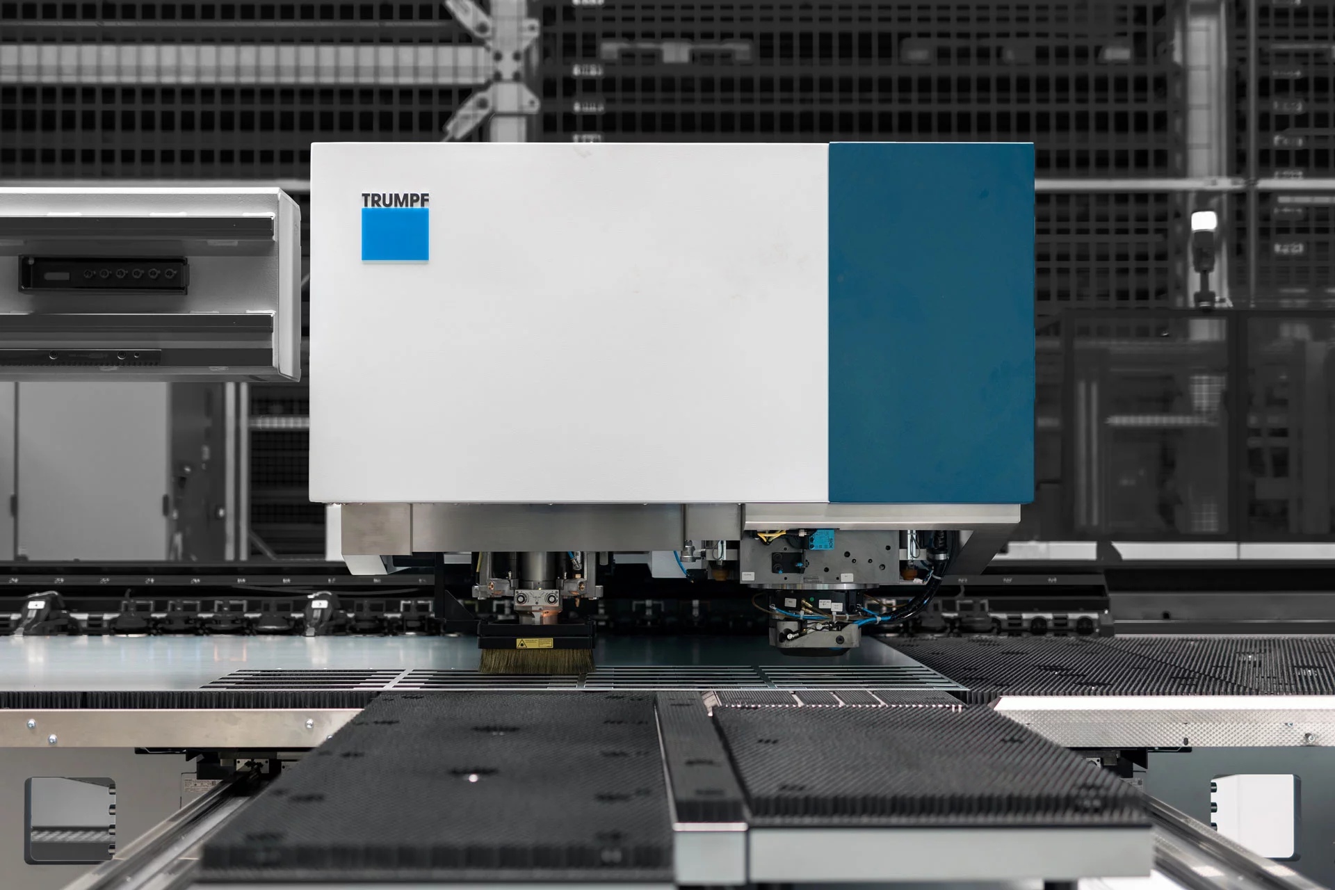 Laser-Stanz-Kombimaschine TruMatic 7000 K02 von Trumpf mit automatischer Be- und Entladung.