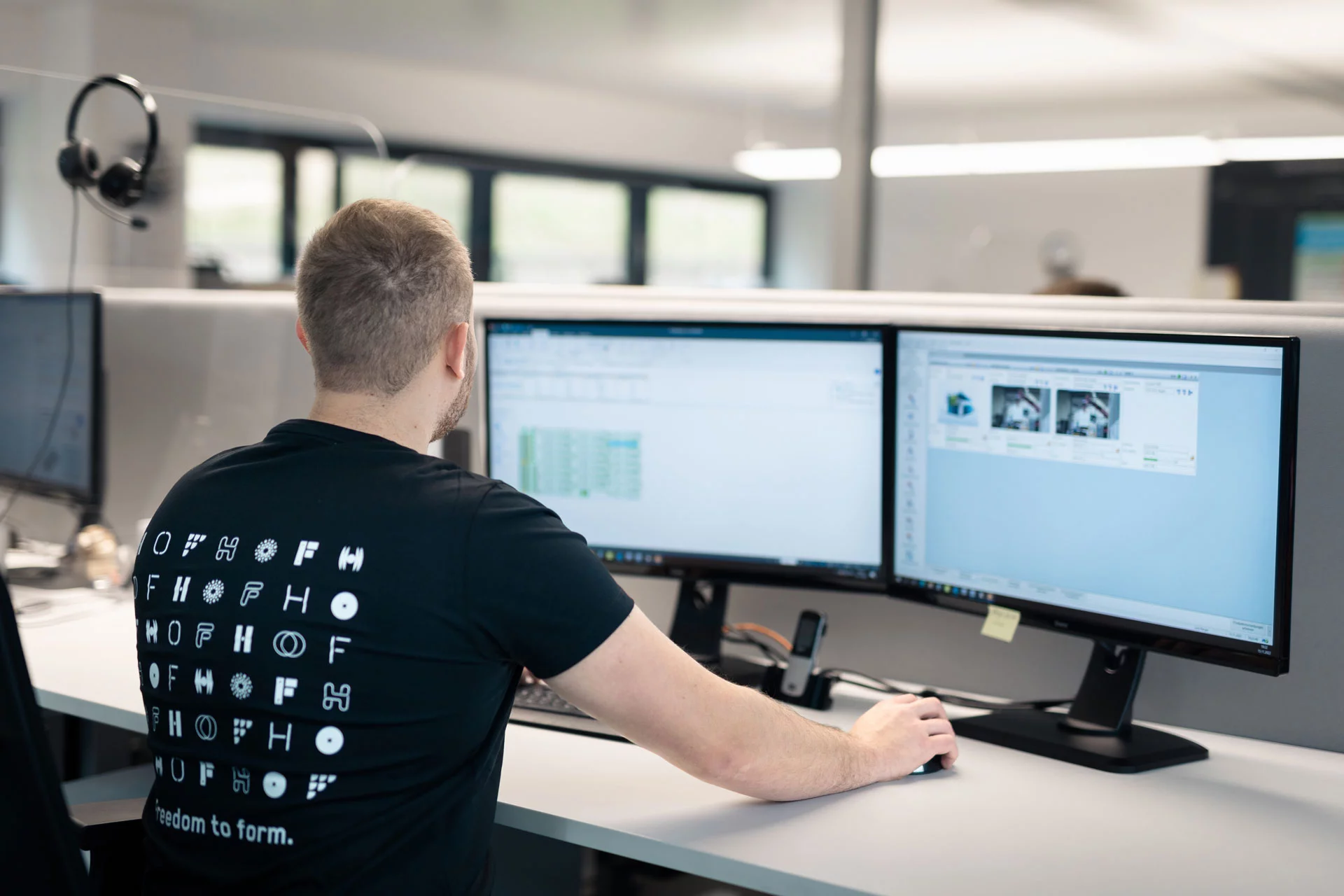 Programmierer während des Schreibens eines Programmes.