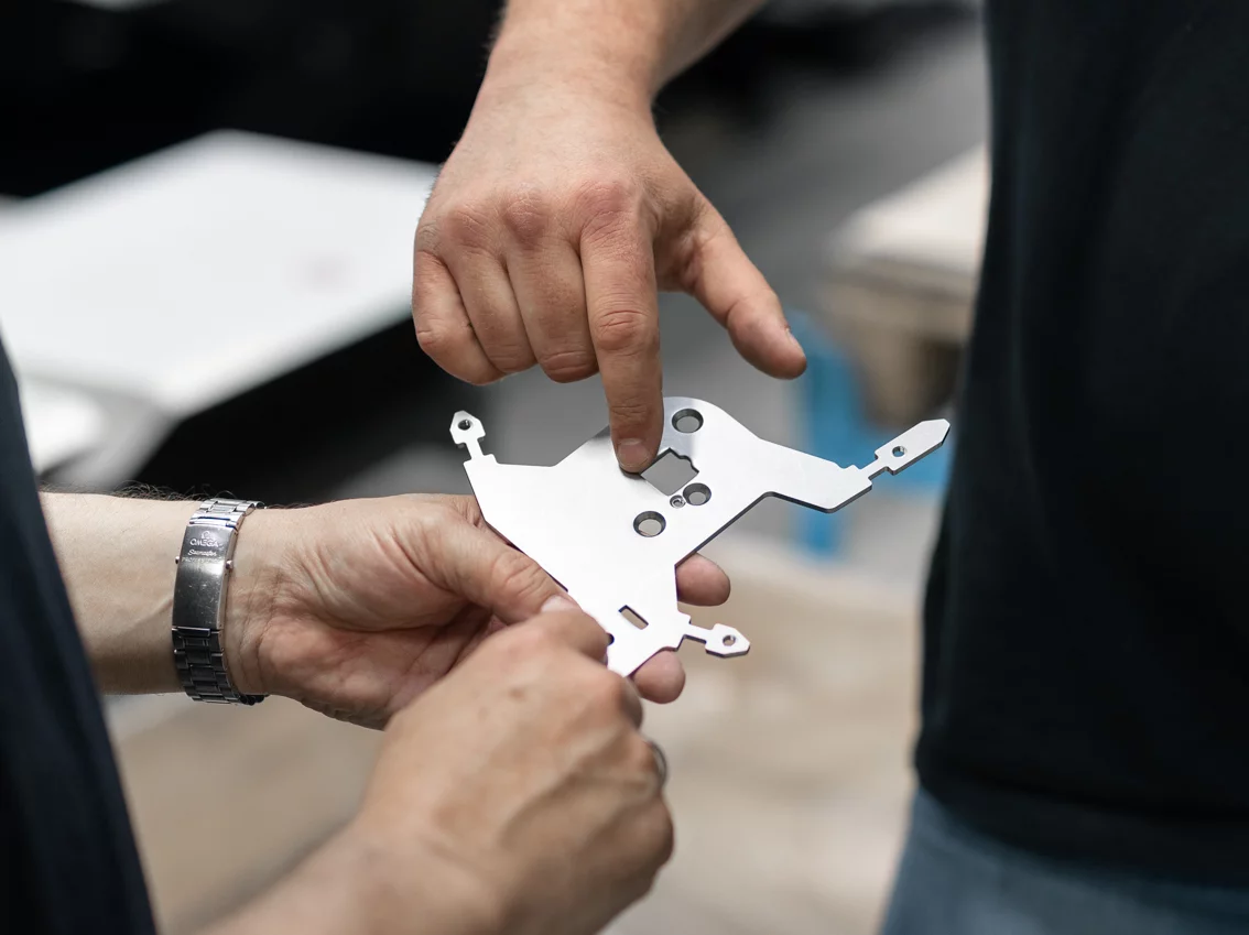 Stahlbauteil mit Senkungen, Gewinden und Umformungen von unserer Stanz-Laser-Kombi.
