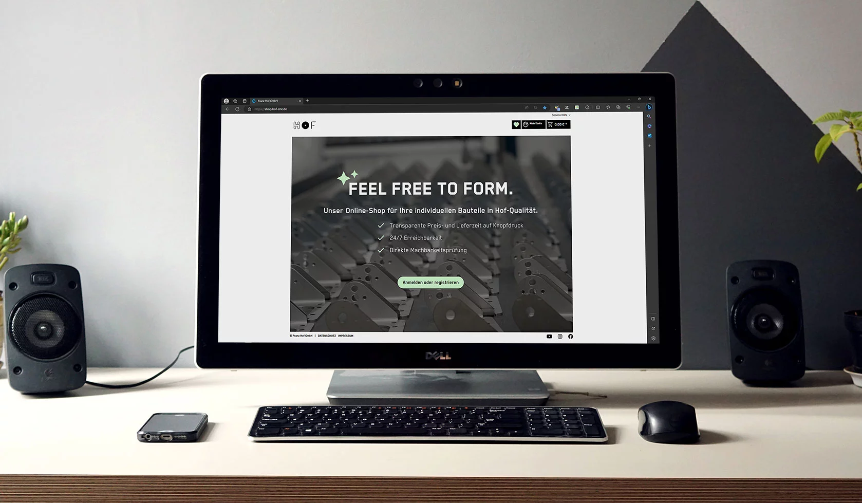 Büroarbeitsplatz mit Monitor, auf dem unser HOF-Online Shop geöffnet ist.