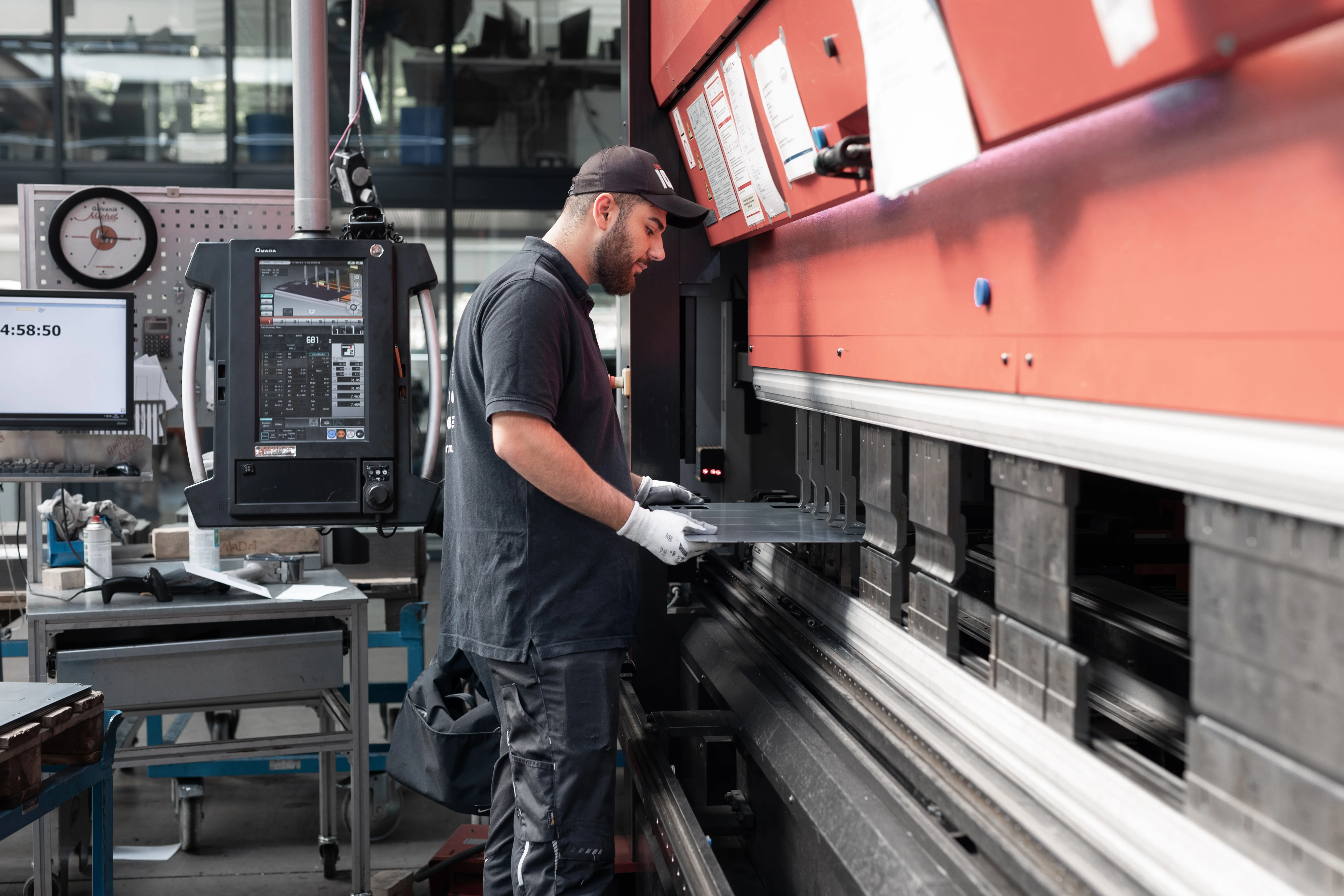 HOF-Mitarbeiter beim Kanten eines Aluminiumbauteils.
