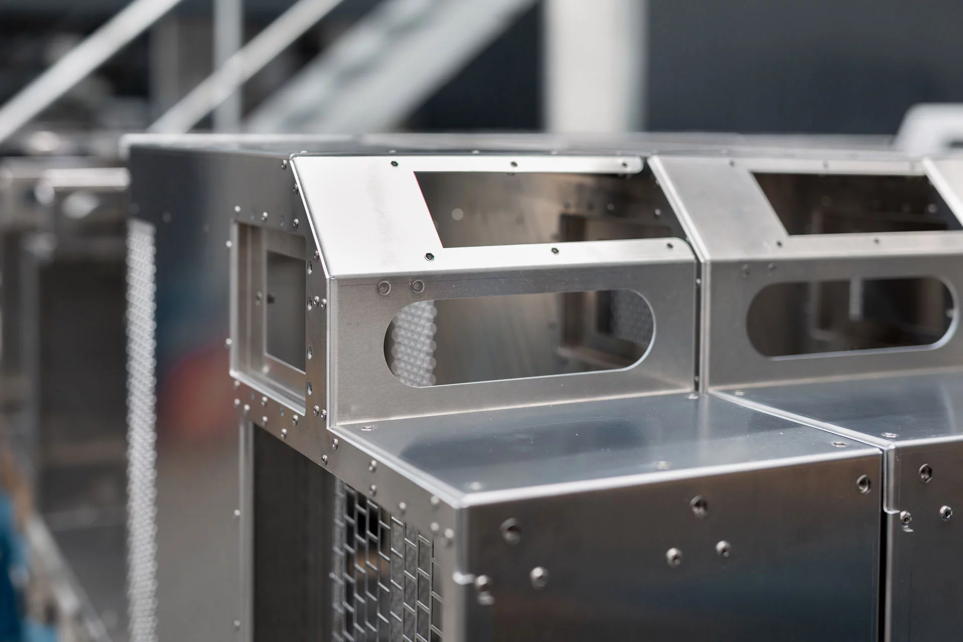 Vernietete Aluminiumbaugruppe mit den verschiedensten Aussparungen.