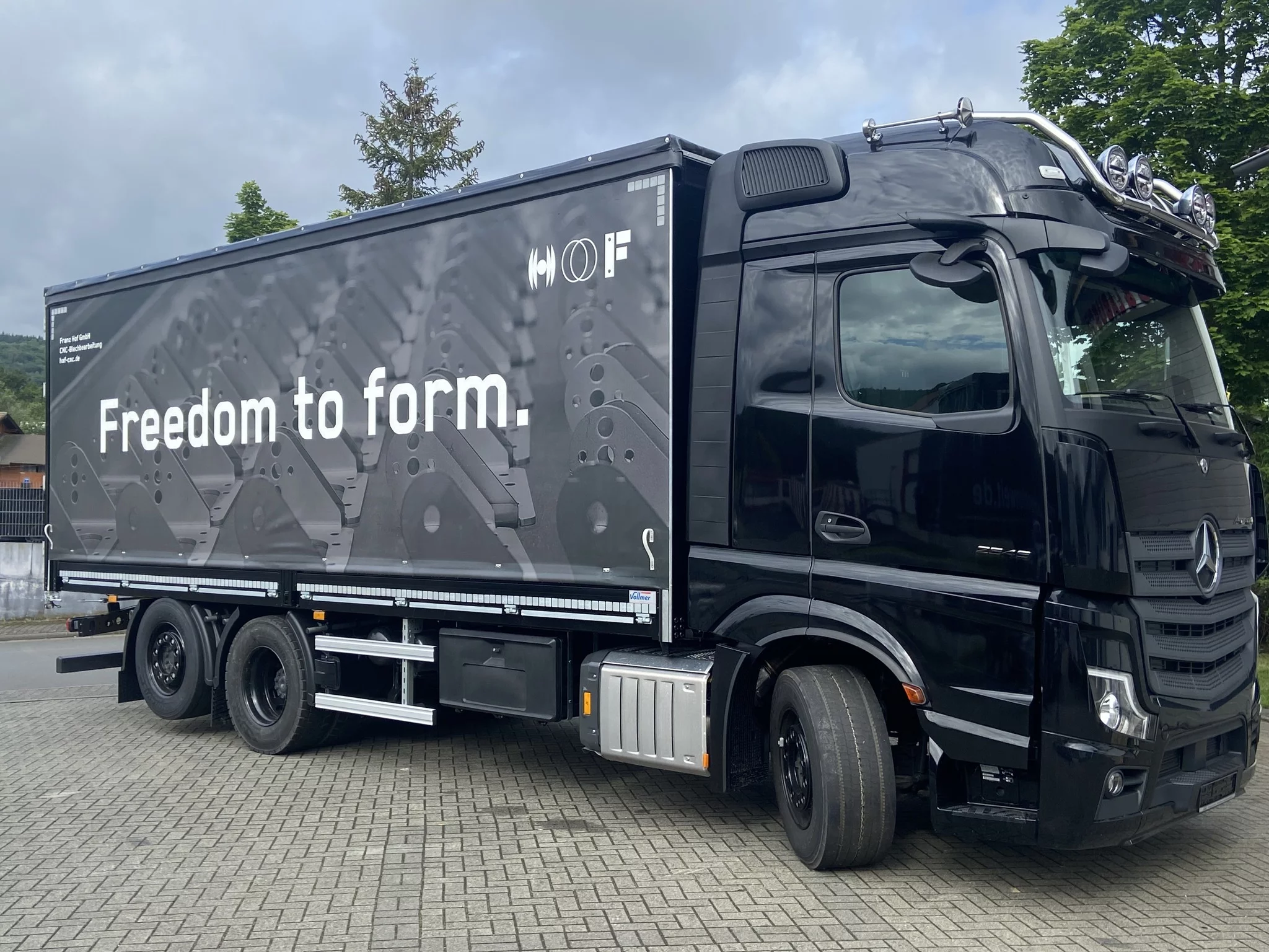 Unser schwarzer LKW, mit dem Motto 'Freedom to form.'