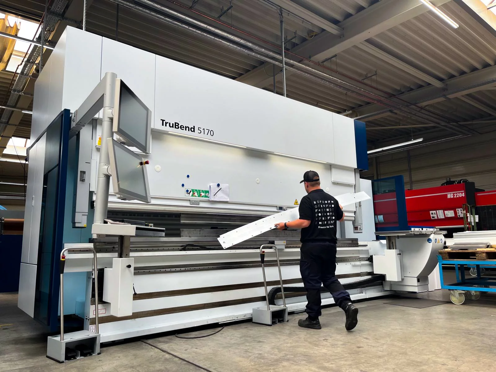 Trumpf Abkantmaschine 5170 mit Mitarbeiter beim Blechteile kanten