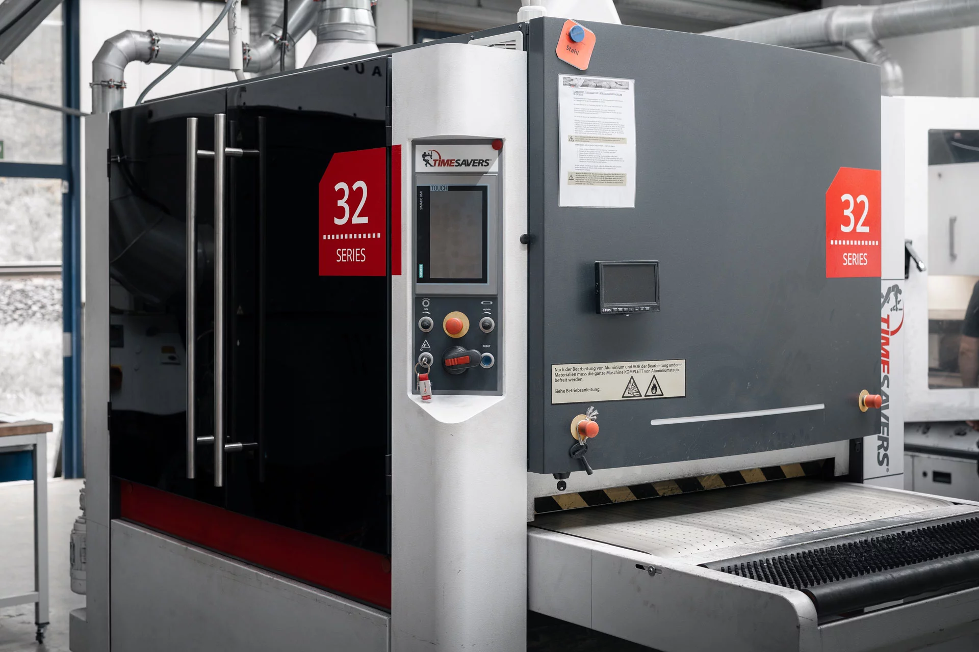 Kleine Timesavers Entgratmaschine von Grindingmaster.