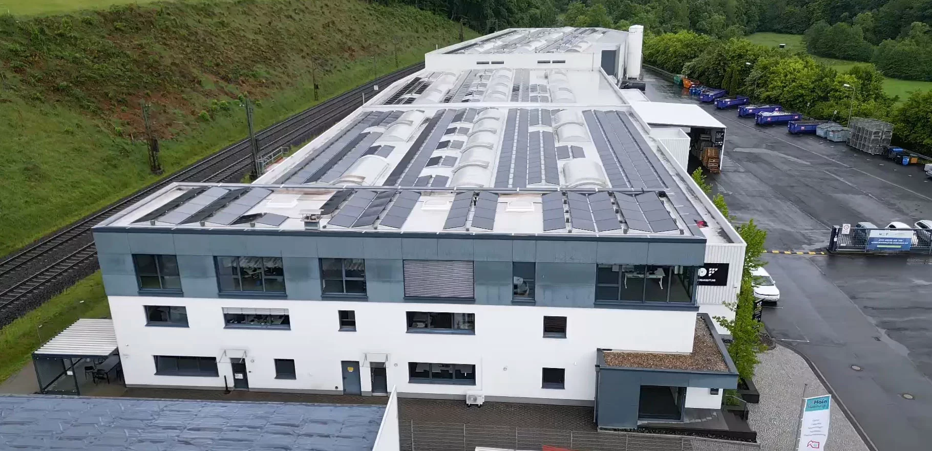 Das Gebäude von Franz HOF mit Solarpaneelen auf allen Gebäudedächern