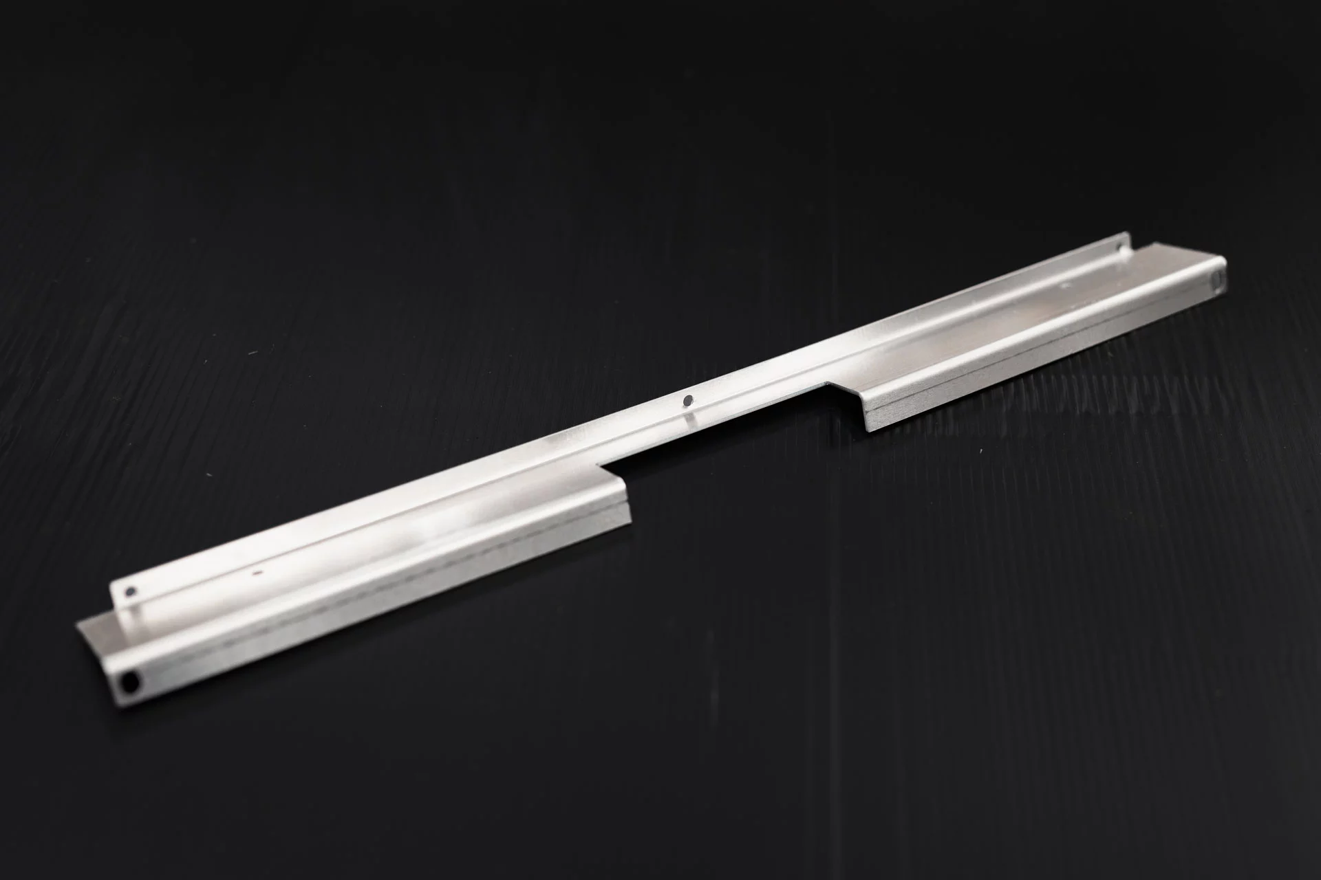 Aluminium Schiene gelasert und gekantet. 