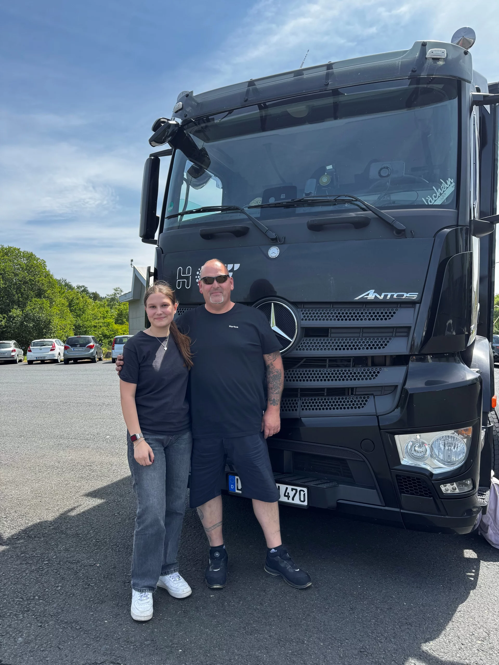 Emma und Markus vor dem Hof LKW