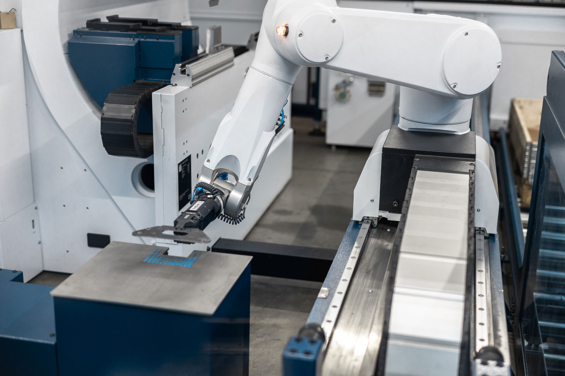 Trumpf Kantroboter TruBend Cell 7000 beim automatisierten Kanten.