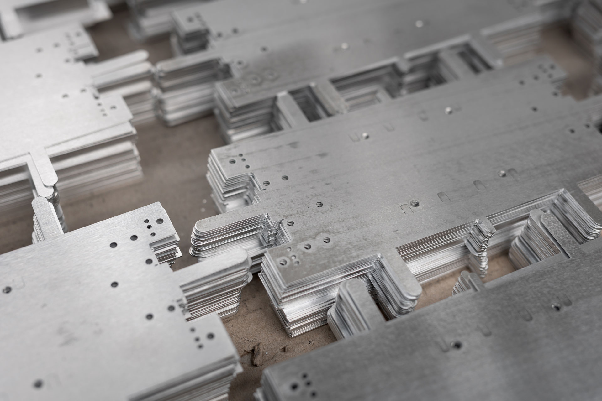 Gelaserte Aluminiumfaserhalter nach dem Entgraten.