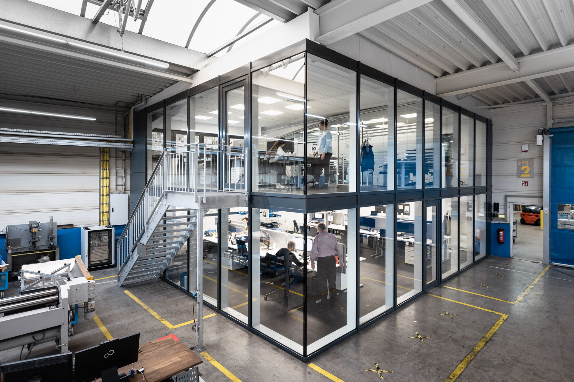 Bürogebäude innerhalb unserer Fertigungshalle.