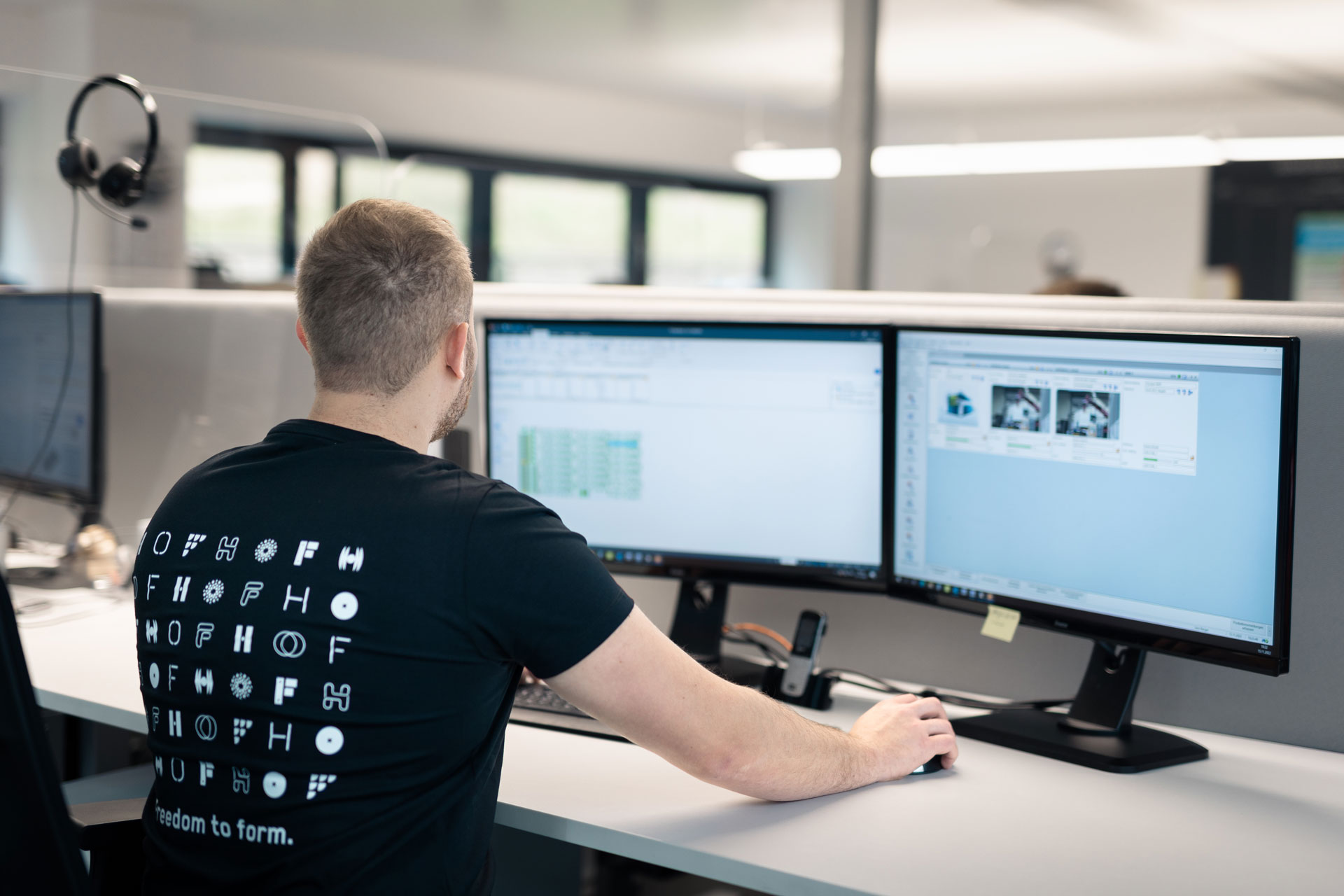 Programmierer während des Schreibens eines Programmes.
